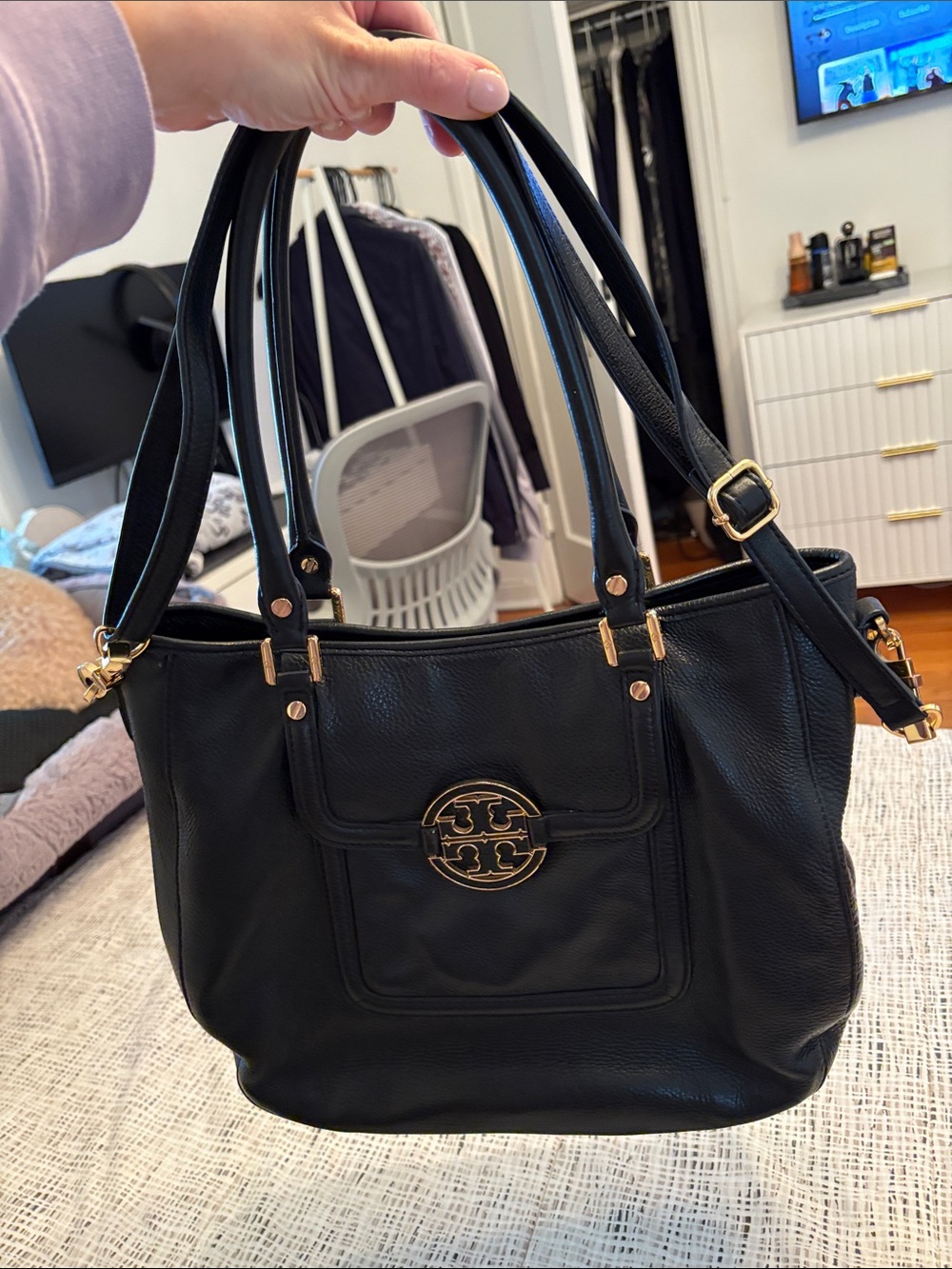 Tory Burch Black Leather Shoulder Bag with Gold Logo - Picture 11 of 11